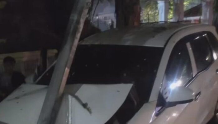 Pengemudi Mabuk, Mobil di Surabaya Hantam PJU Hingga Ringsek