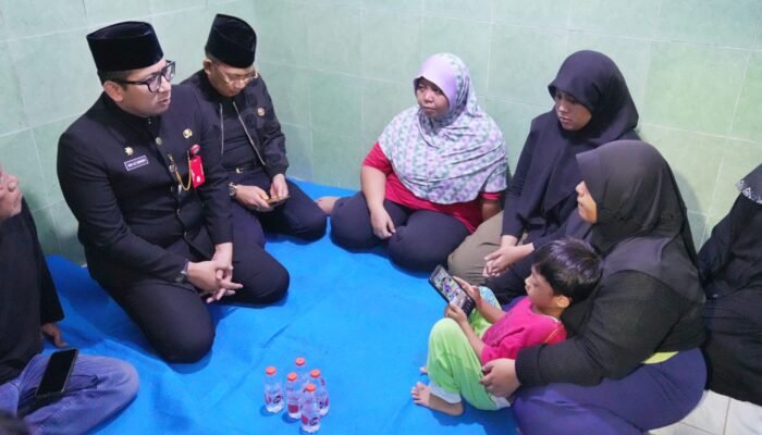 Pasutri Tewas Tersengat Listrik, PJ Walikota Mojokerto Cek PJU Tak Sesuai Standar dan Takziah ke Korban 