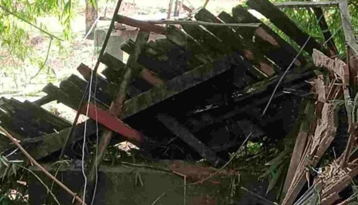 Diterjang Banjir Bandang, Jembatan Kayu di Bojonegoro Ambrol