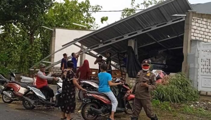 Angin Kencang Sapu Sejumlah Rumah dan Pohon di Lamongan