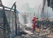 Kios Dekat Pasar Gresik Ludes Terbakar Gara-gara Korsleting Listrik