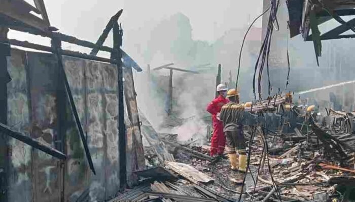 Kios Dekat Pasar Gresik Ludes Terbakar Gara-gara Korsleting Listrik