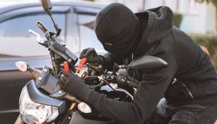 Kepergok Curi Motor, Pria di Gresik Jadi Bulan-bulanan Warga