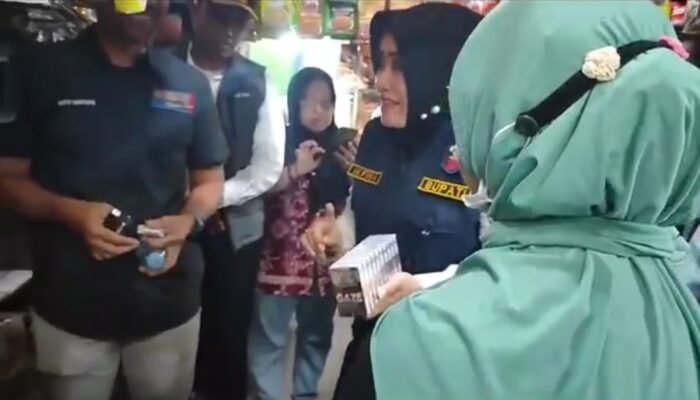 Gempur Rokok Ilegal, Bupati Mojokerto Ikfina Fahmawati Beri Edukasi Ciri Rokok Ilegal