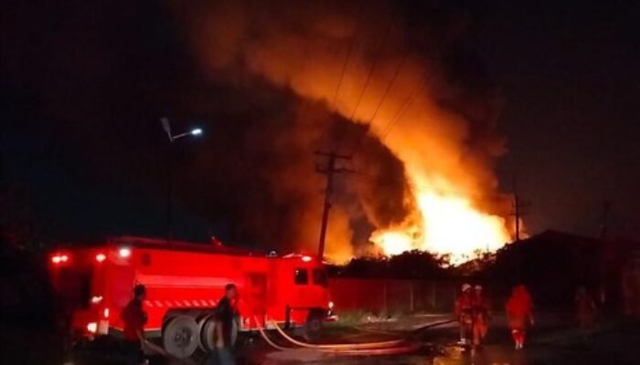 Gudang Tiner di Kalianak, Surabaya Diamuk Si Jago Merah
