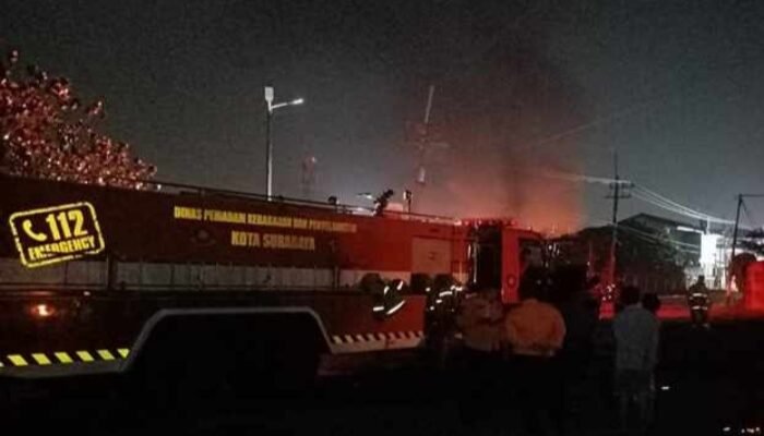 Kebakaran Gudang Tiner Surabaya Sebabkan Jalanan Macet Hingga Listrik Padam
