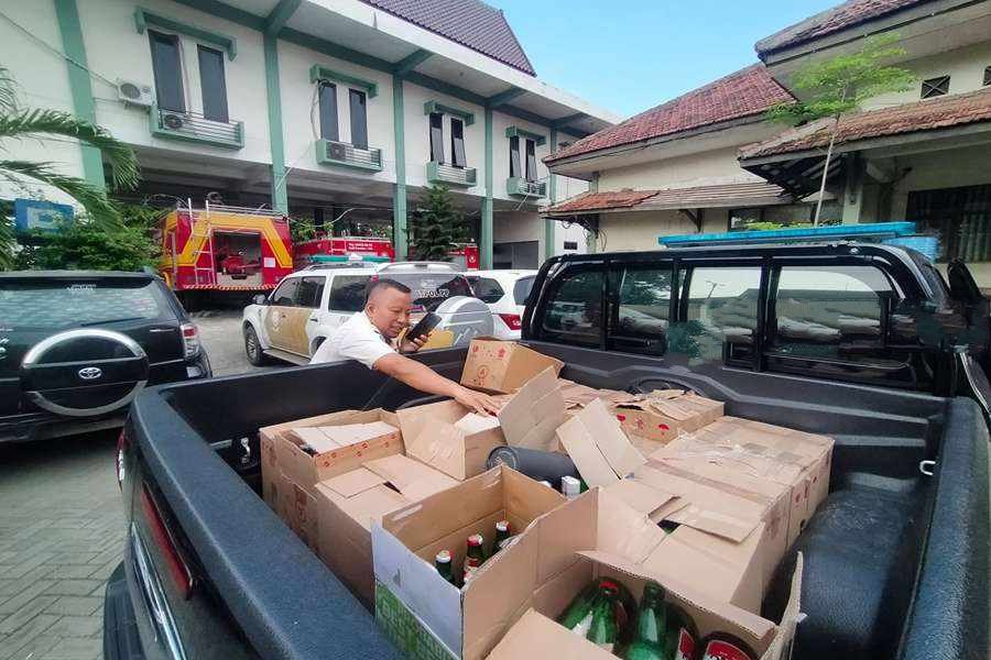 Berita Pasuruan, Ratusan botol miras