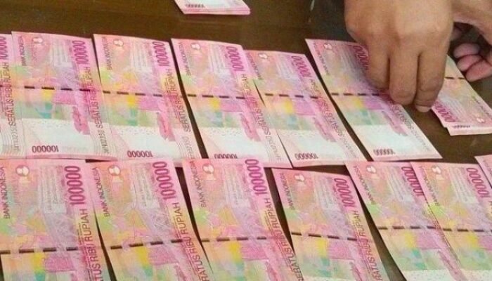 Jangan Teledor! Begini Cara Membedakan Uang Palsu atau Asli