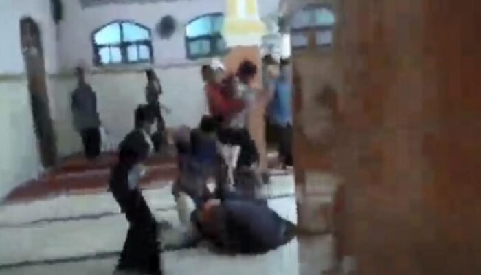 Berebut Jadi Imam di Masjid Kediri Diwarnai Adu Jotos Antar Jamaah