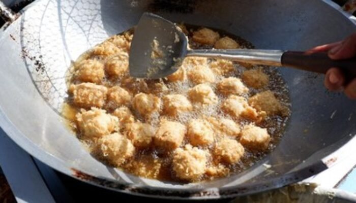 Challenge Makan Tahu Panas Viral di Tiktok, Dokter Gizi Ingatkan Bahaya Ini