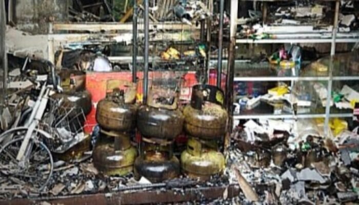 Lupa Matikan Obat Nyamuk, Warung Kopi dan Toko Kelontong di Gresik Ludes Terbakar