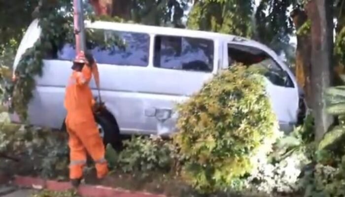 Ugal-ugalan, Minibus di Surabaya Tabrak Motor dan Bentor