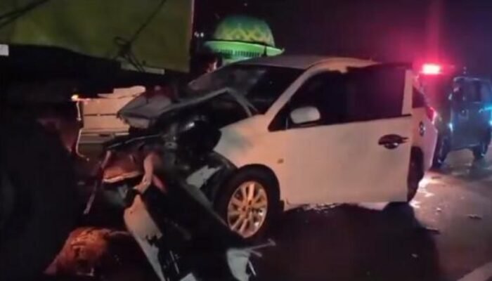Tabrak Truk Gandeng di Mojokerto, Pengemudi Honda Mobilio Tewas Seketika