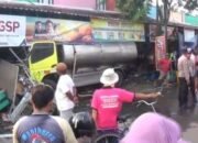 Truk Tangki Tabrak Kerumunan di Pasar Paron Ngawi, 5 Orang Dilarikan ke RS