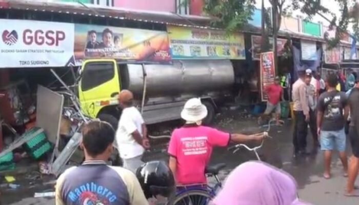 Truk Tangki Tabrak Kerumunan di Pasar Paron Ngawi, 5 Orang Dilarikan ke RS