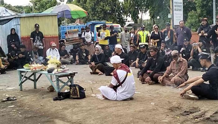 Diduga jadi Penyebab Kolam Segaran Kering, FNPM Protes Pembangunan Pujasera dengan Ritual Tolak Balak