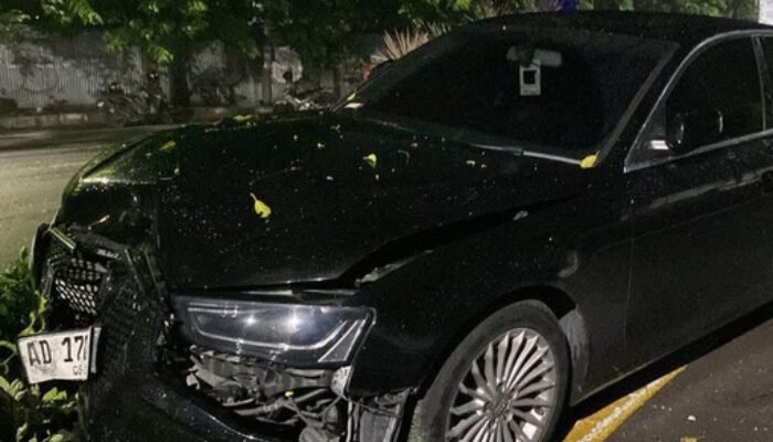 Pengemudi Tertidur, Mobil Mewah di Surabaya Tabrak Pohon Hingga Ringsek