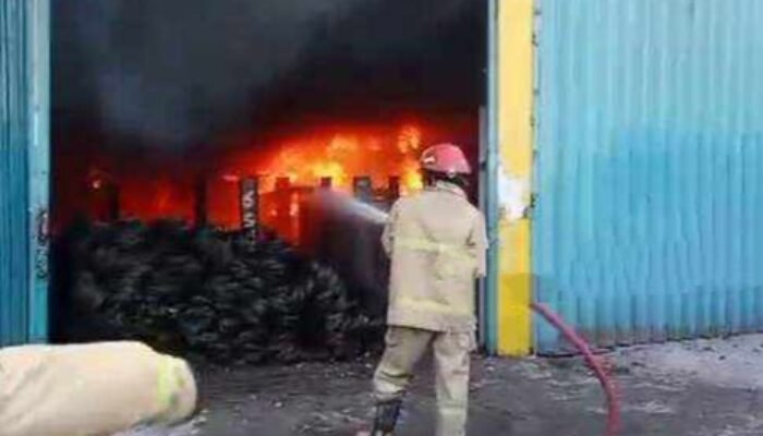 Akibat Korsleting Listrik, Toko Bangunan di Gresik Ludes Terbakar