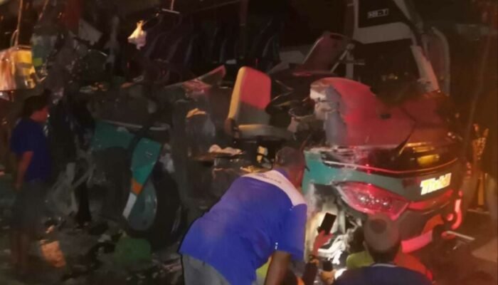 Adu Moncong Bus Peziarah Vs Truk di Gresik, 4 Orang Meninggal Dunia