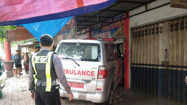 Ambulans hantam toko emas, Dinkes Blitar