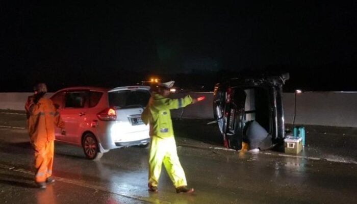 Tabrakan Kijang Innova Vs Suzuki Ignis di Tol Magetan, 2 Orang Dilarikan ke RS