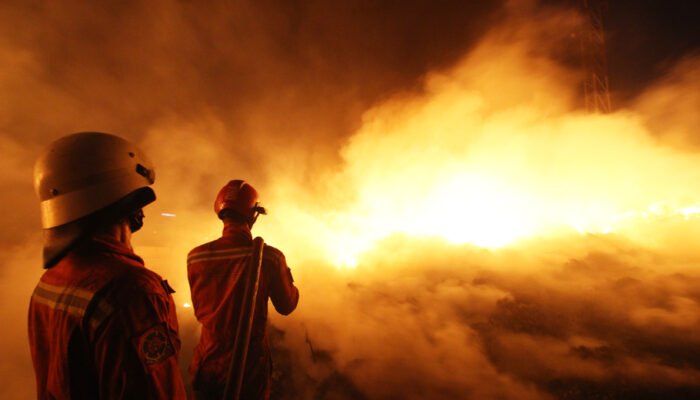 Tempat Karoke di Banyuwangi Terbakar, Petugas Jebol Tembok Untuk Padamkan Api