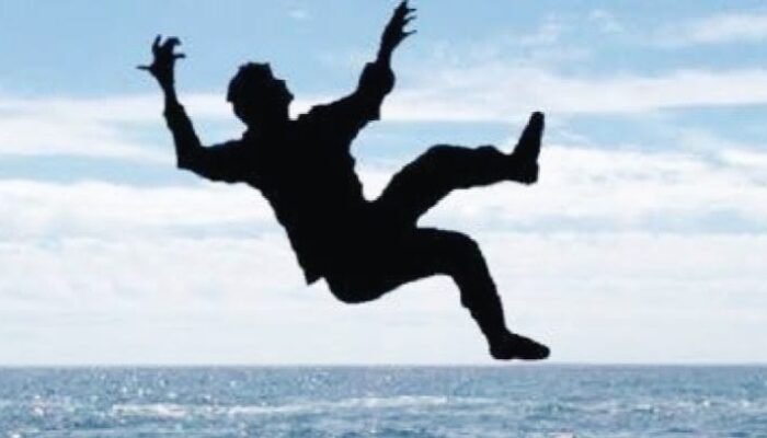 Asyik Duduk di Pagar Pembatas Kapal, Penumpang Kapal KM Alsudais Terjatuh ke Laut