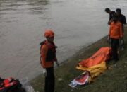Gempar! Jasad Pencari Ikan Mengapung di Sungai Rolak Wedok Surabaya