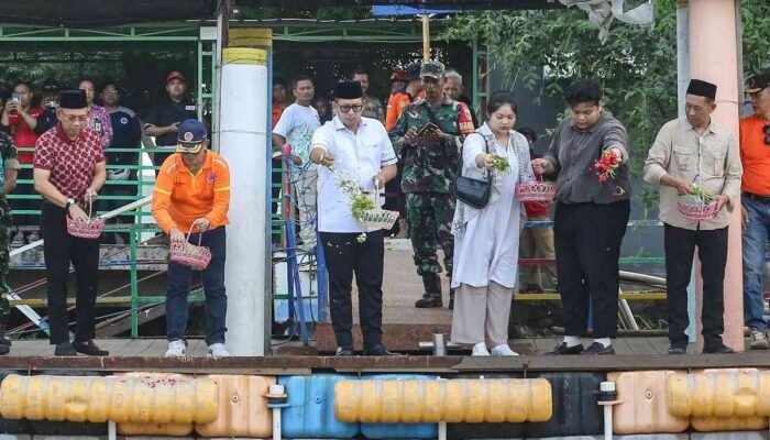 Sepekan Pencarian Masih Nihil, Mas Pj Tabur Bunga Doakan Warganya yang Tenggelam di Sungai Banyak