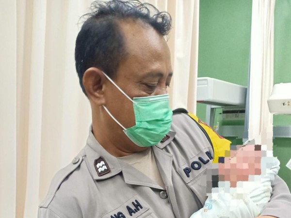 Bayi di tumpukan sampah, Berita Surabaya