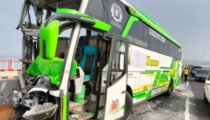 Bus Seruduk Truk di Jembatan Suramadu, Sopir Meregang Nyawa