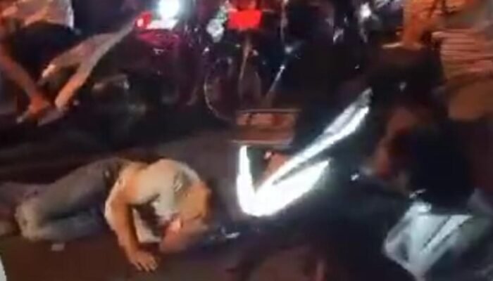 Viral! Pemuda di Ponorogo Dihajar Gerombolan Pemotor Hingga Tergeletak