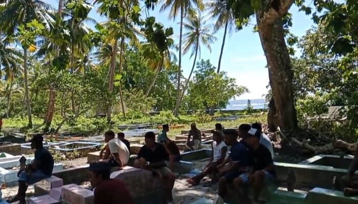 Jumat Bersih Menyambut Ramadhan, Pemdes dan Masyarakat Ngokomalako Antusias Bersihkan Area Pekuburan 