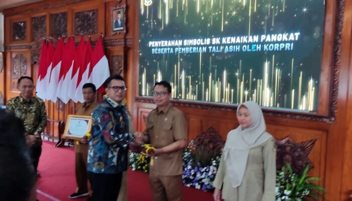Serahkan 135 SK Kenaikan Pangkat dan Pensiun ASN, Pj Walikota Mojokerto Beri Pesan Ini