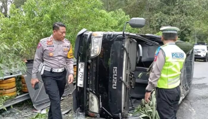 Minibus Rombongan Wisatawan Terguling di Sarangan Magetan