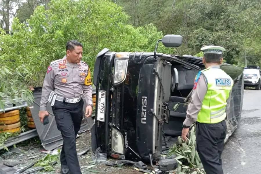 Minibus terguling, Berita Magetan