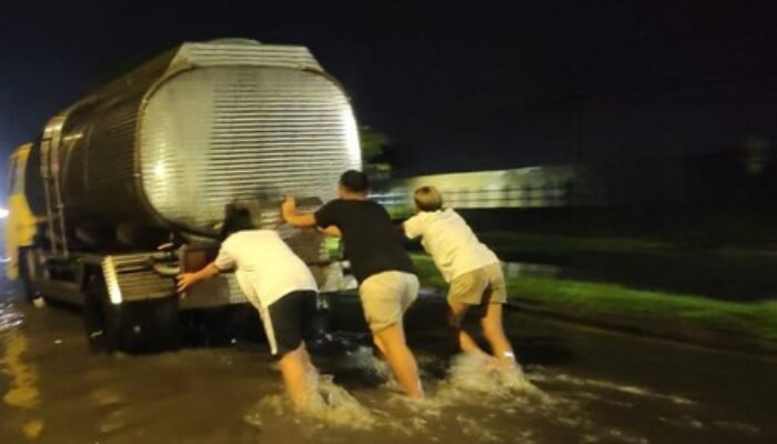 Diguyur Hujan 3 Jam, Jalan Raya Porong Sidoarjo Terendam Banjir
