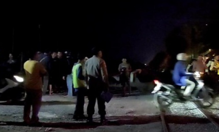 Perempuan asal Tuban, Tabrakan diri ke kereta api