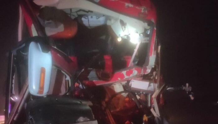 Bus Tabrak Truk Fuso di Tol Ngawi, 8 Penumpang Dilarikan ke RS