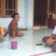 Kepala bayi putus, Ibu melahirkan