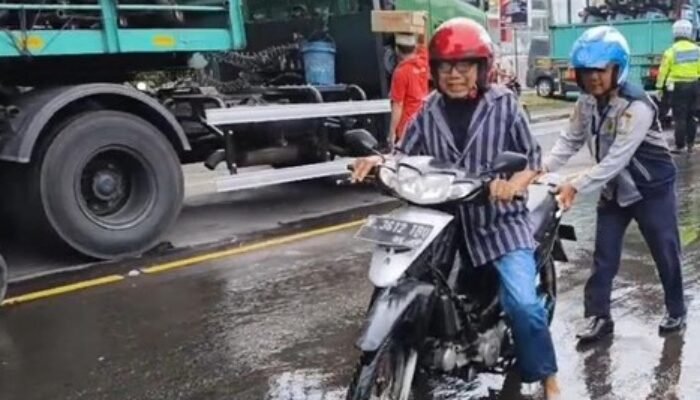 Banjir di Jalan Pantura Rejoso Pasuruan Bikin Sejumlah Motor Mogok