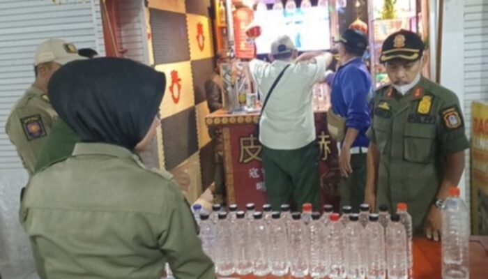 Puluhan Botol Miras Disita Satpol PP Kota Blitar Saat Razia Tempat Hiburan Malam