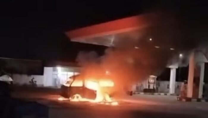 Isi Bensin di SPBU Bangkalan, Mobil Carry Ludes Terbakar