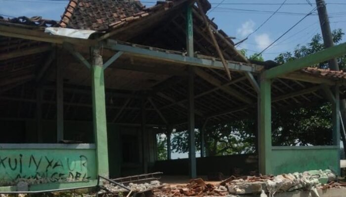 Imbas Gempa 6,1 Magnitudo, Dua Bangunan di Tuban Ambruk