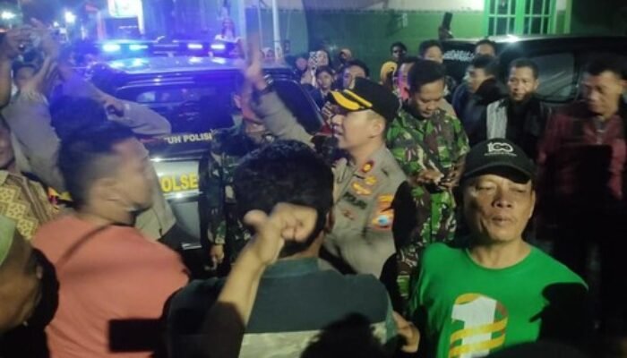 Nekat Jualan Saat Ramadhan, Rumah Pedagang Miras di Sidoarjo Diluruk Warga