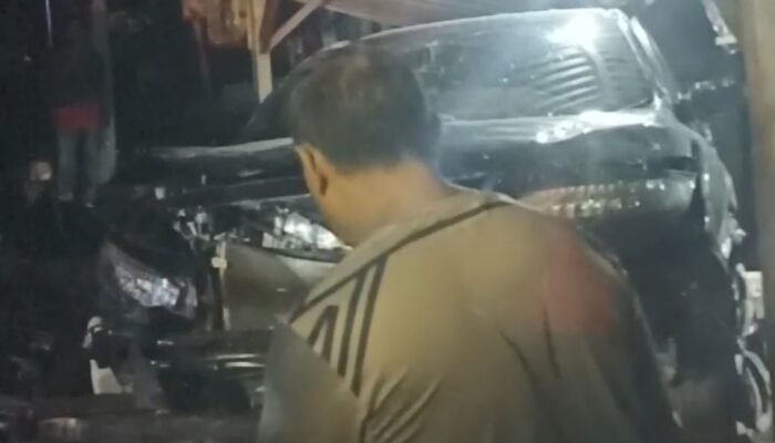 Akibat Rem Blong, Mobil Civic Turbo Hantam Warung Nasi dan 2 Motor di Mojokerto