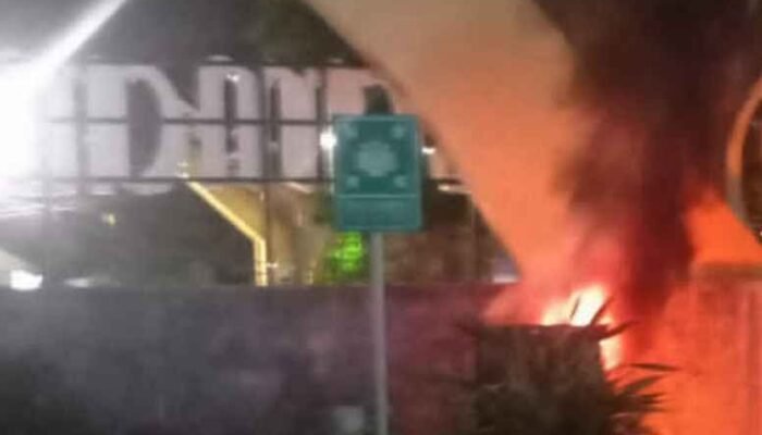Travo Listrik Depan Gedung MPP Tuban Terbakar, 6 Petugas Damkar Diterjunkan