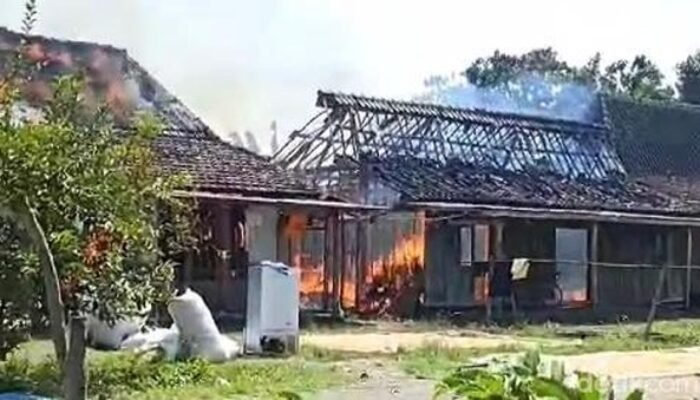 Dua Rumah di Bojonegoro Ludes Terbakar Saat Ditinggal Pemiliknya ke Sawah