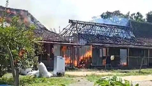 Ditinggal ke sawah, Rumah terbakar