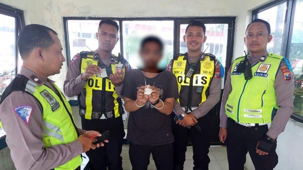 Pemotor bawa pil koplo, Terjaring razia